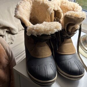 PAWZ woman’s Tan and Black Winter Boots
